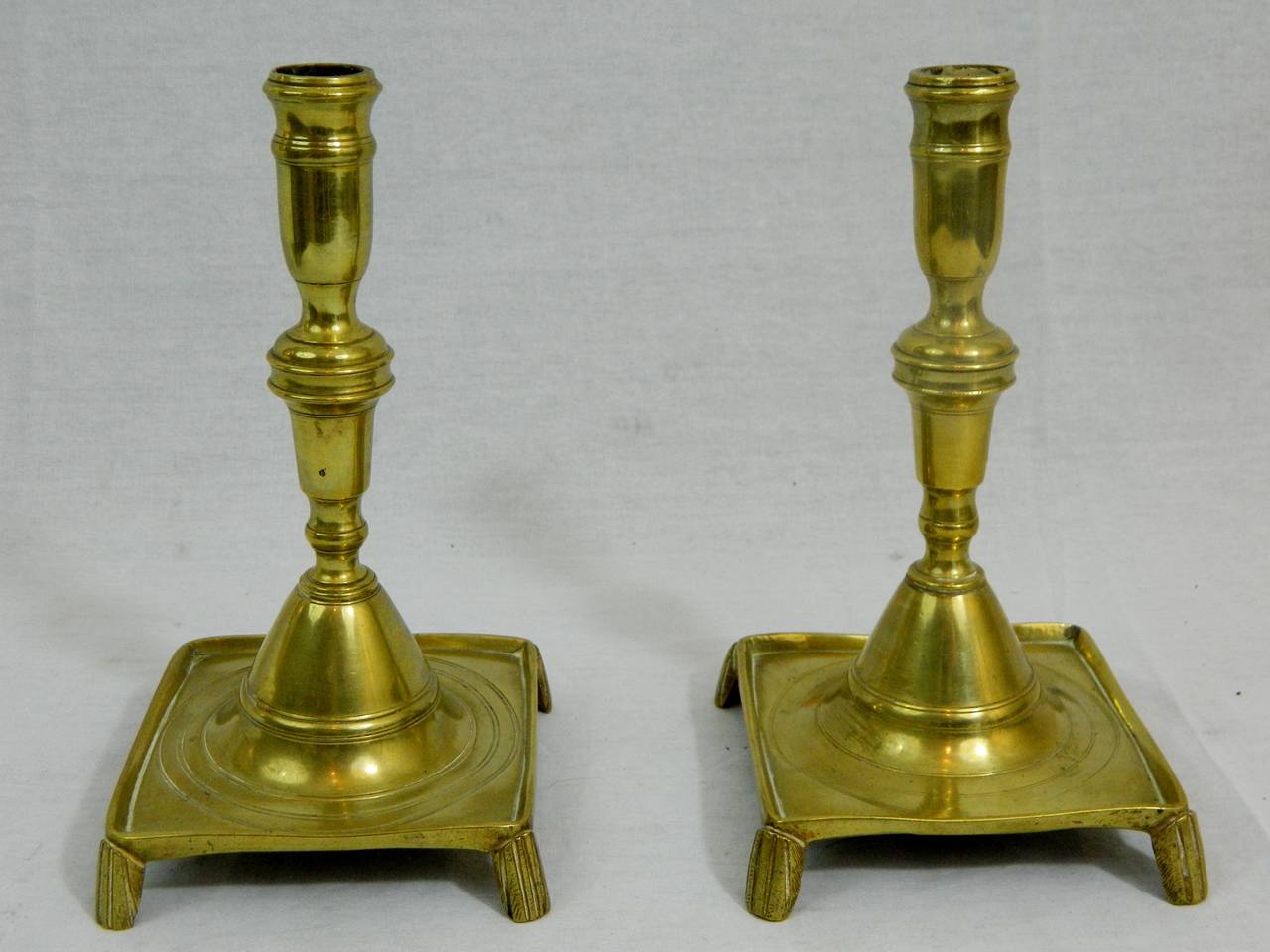 Paar französische Messing-Kerzenständer mit quadratischen Sockeln aus dem 18. Jahrhundert (Französisch) im Angebot