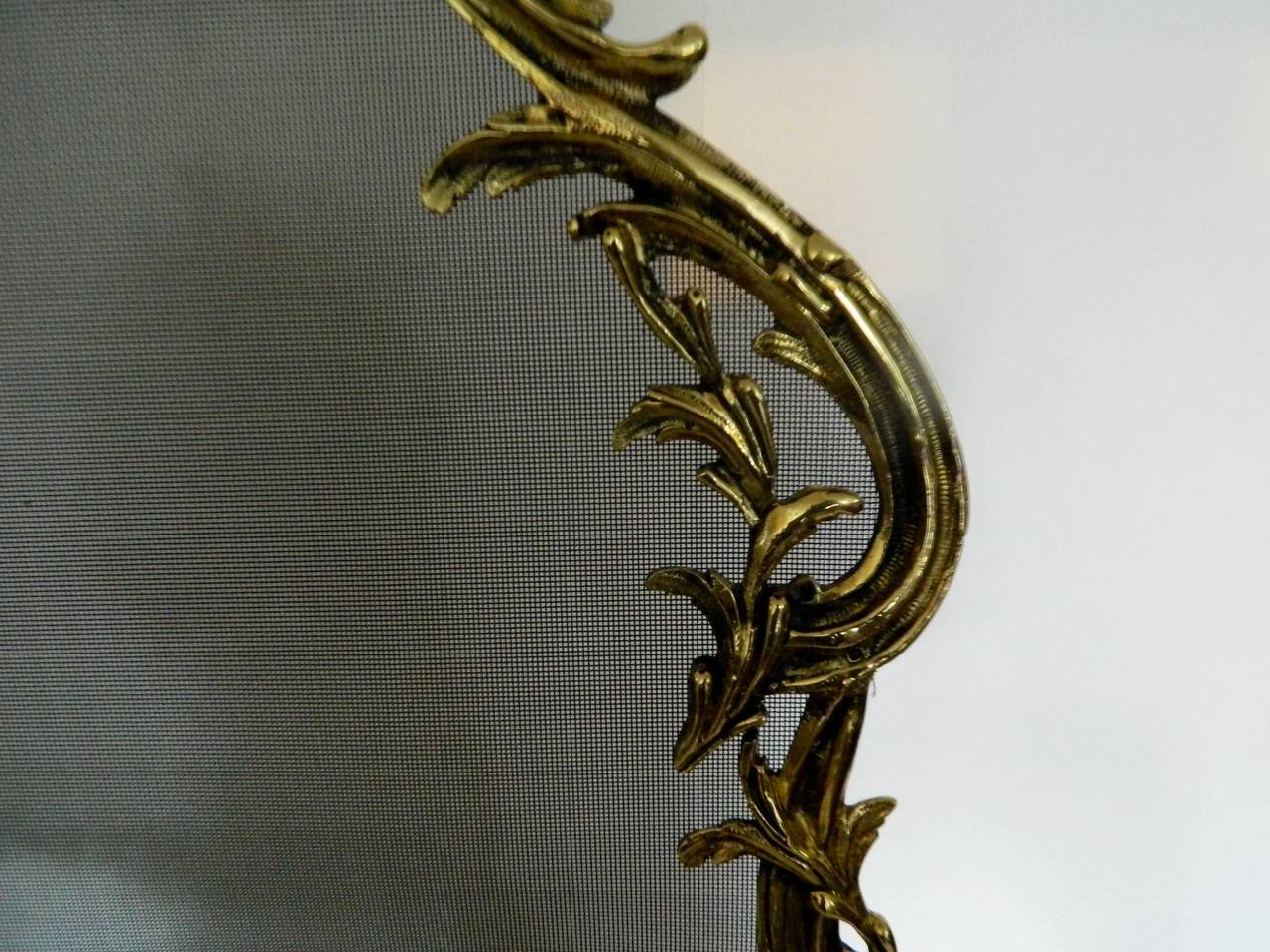 French Polished Brass Fire Screen Adorned with a Center Shell, 19th Century 3