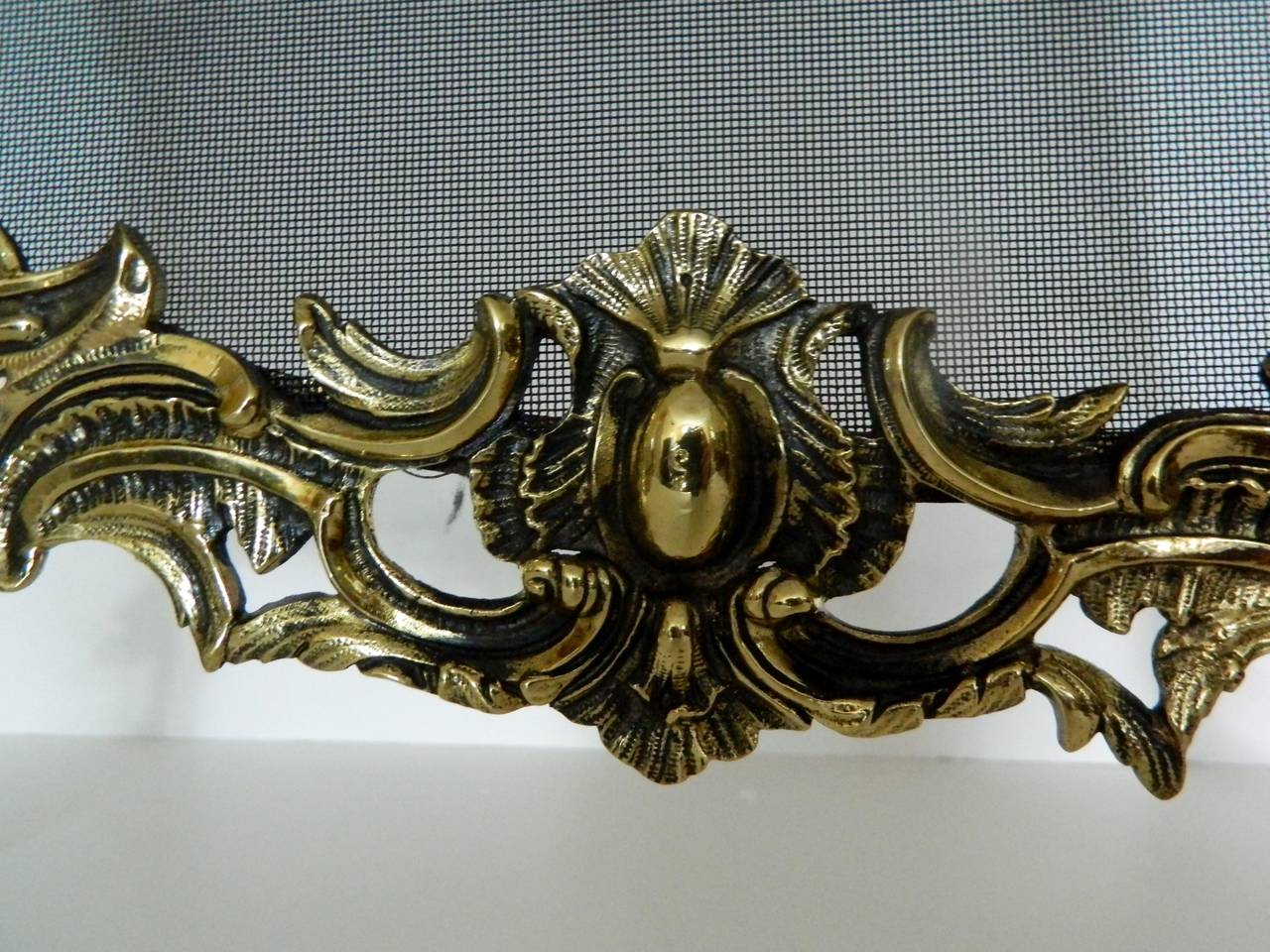 French Polished Brass Fire Screen Adorned with a Center Shell, 19th Century 4