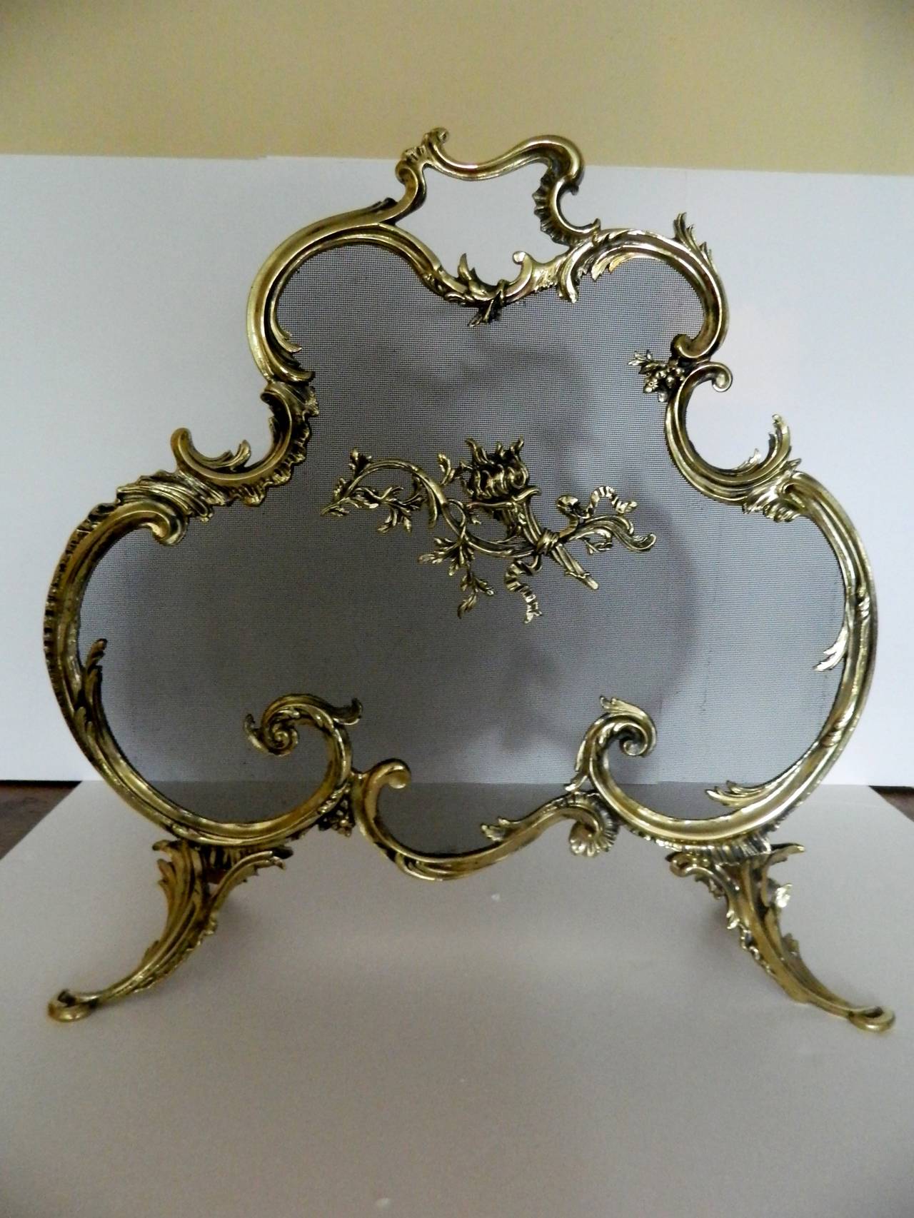 French Brass Fire Screen Adorned with a Fire Cheriot, 19th Century In Good Condition For Sale In Savannah, GA