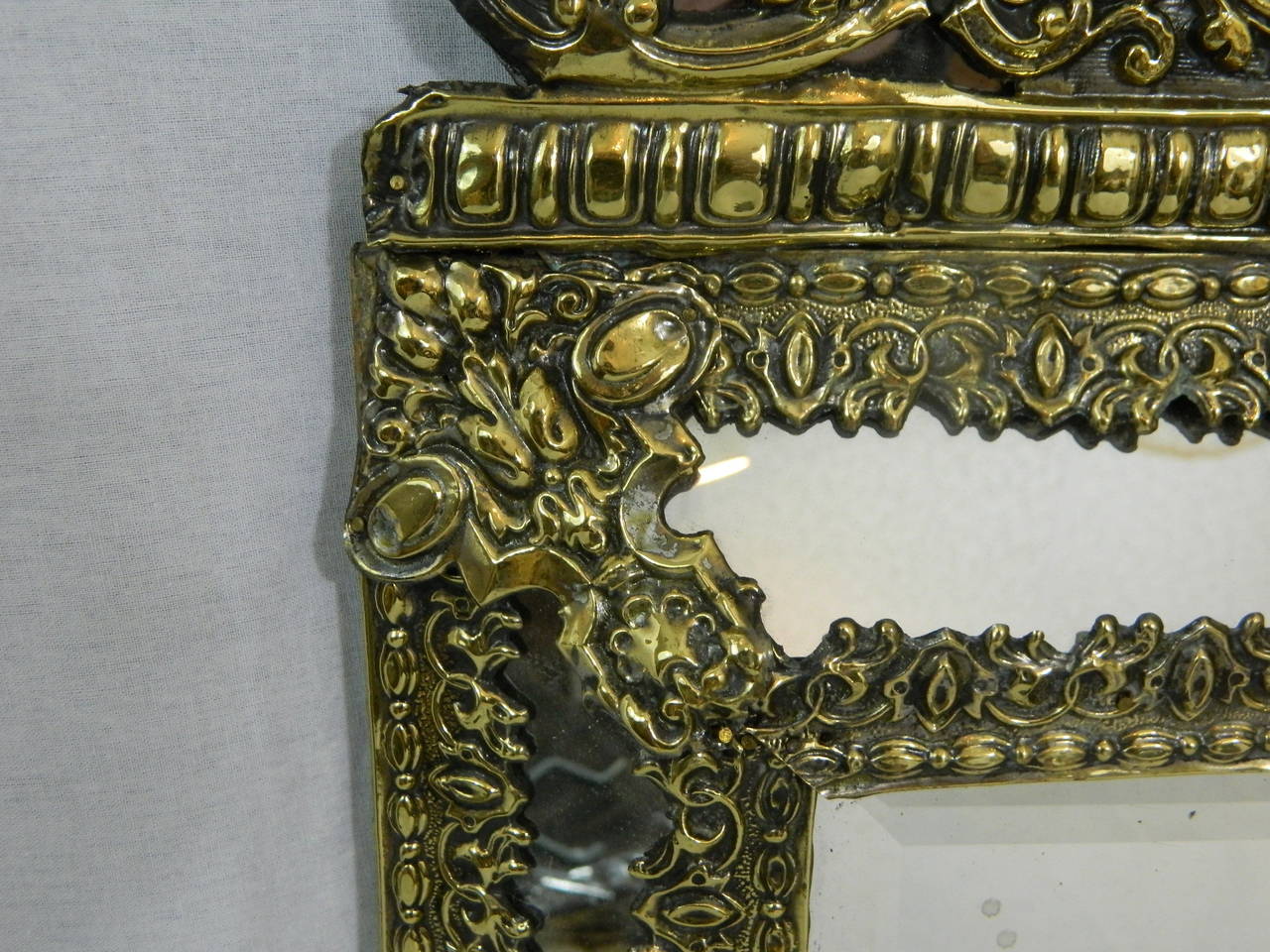 XIXe siècle Petit miroir d'oreiller en laiton français du 19ème siècle en vente