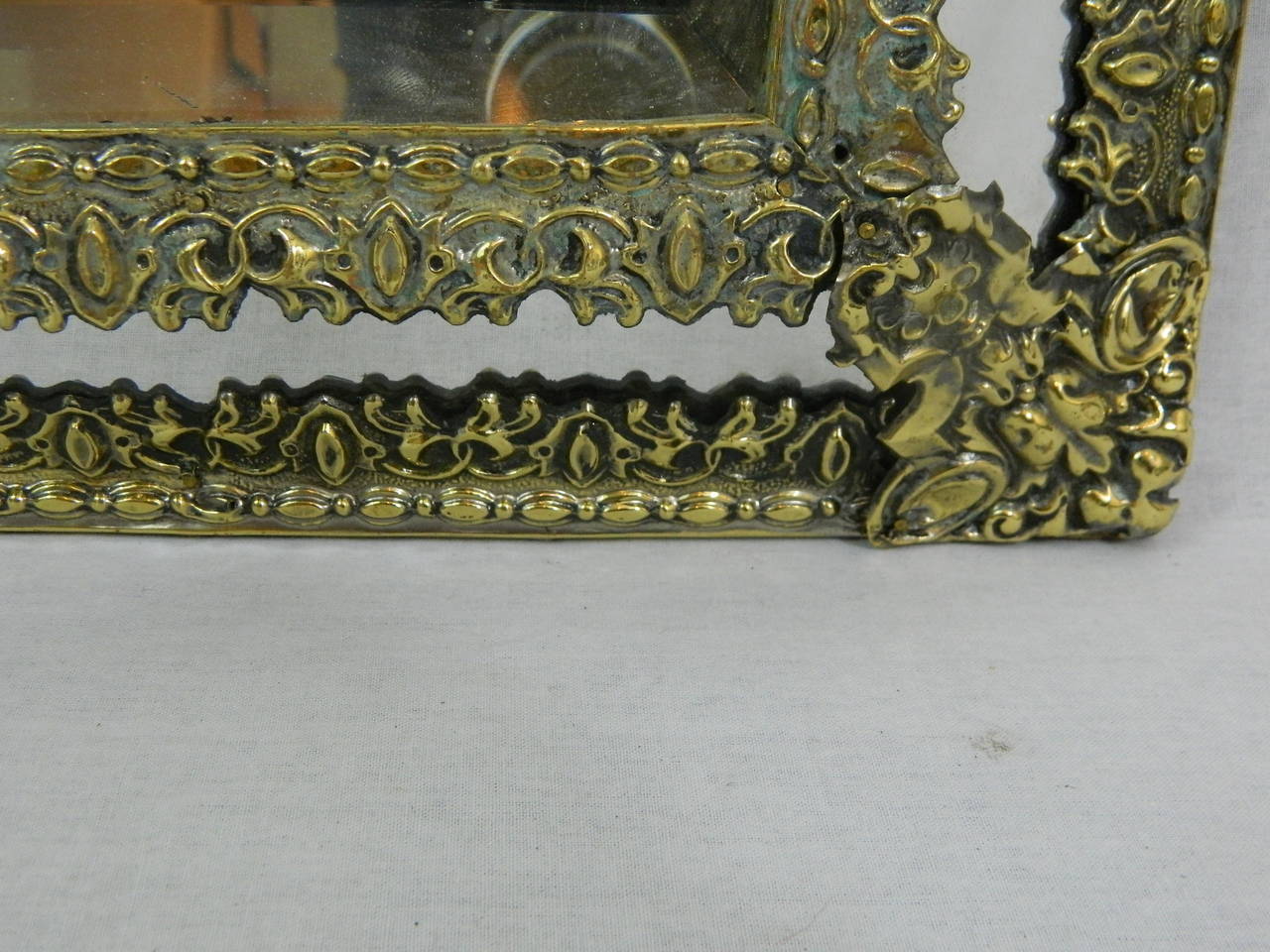 Petit miroir d'oreiller en laiton français du 19ème siècle en vente 1