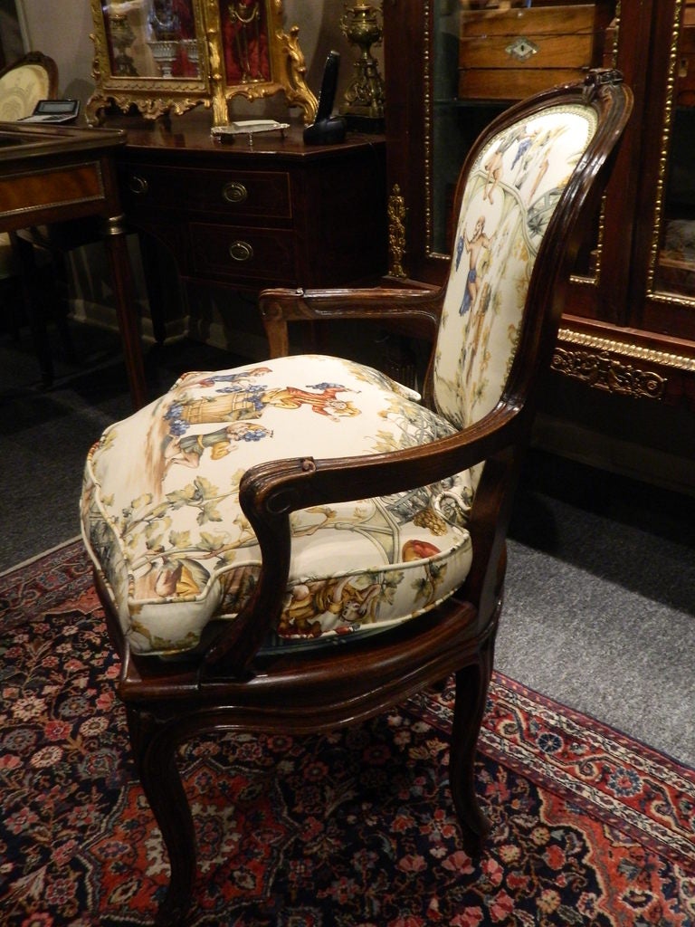 Französischer Fauteuil-Stuhl aus geschnitztem Nussbaum, ca. 1840 im Zustand „Gut“ im Angebot in Savannah, GA