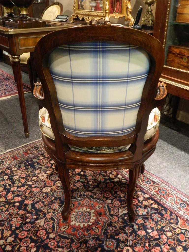 Französischer Fauteuil-Stuhl aus geschnitztem Nussbaum, ca. 1840 (Baumwolle) im Angebot