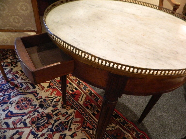 Tavolo Bouillotte in stile Luigi XVI in mogano e marmo, XIX secolo In condizioni buone in vendita a Savannah, GA