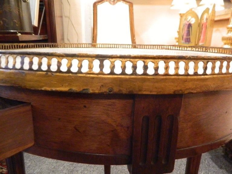 Bouillotte-Tisch im Louis-XVI-Stil aus Mahagoni mit Marmorplatte, 19. Jahrhundert im Angebot 2