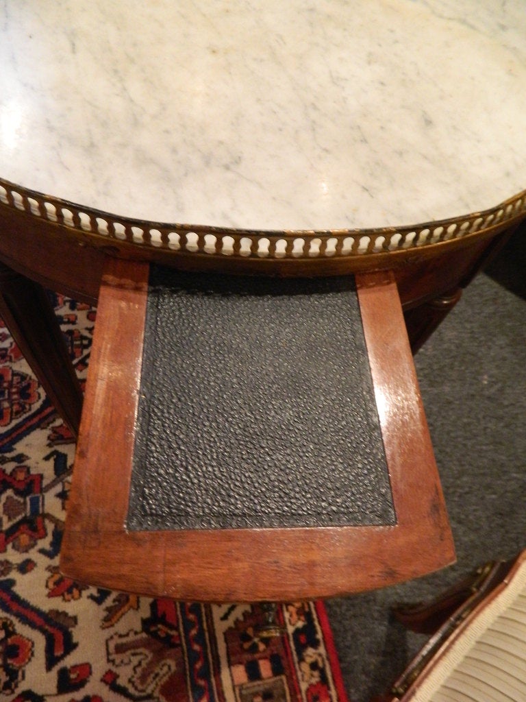 Bouillotte-Tisch im Louis-XVI-Stil aus Mahagoni mit Marmorplatte, 19. Jahrhundert im Angebot 5
