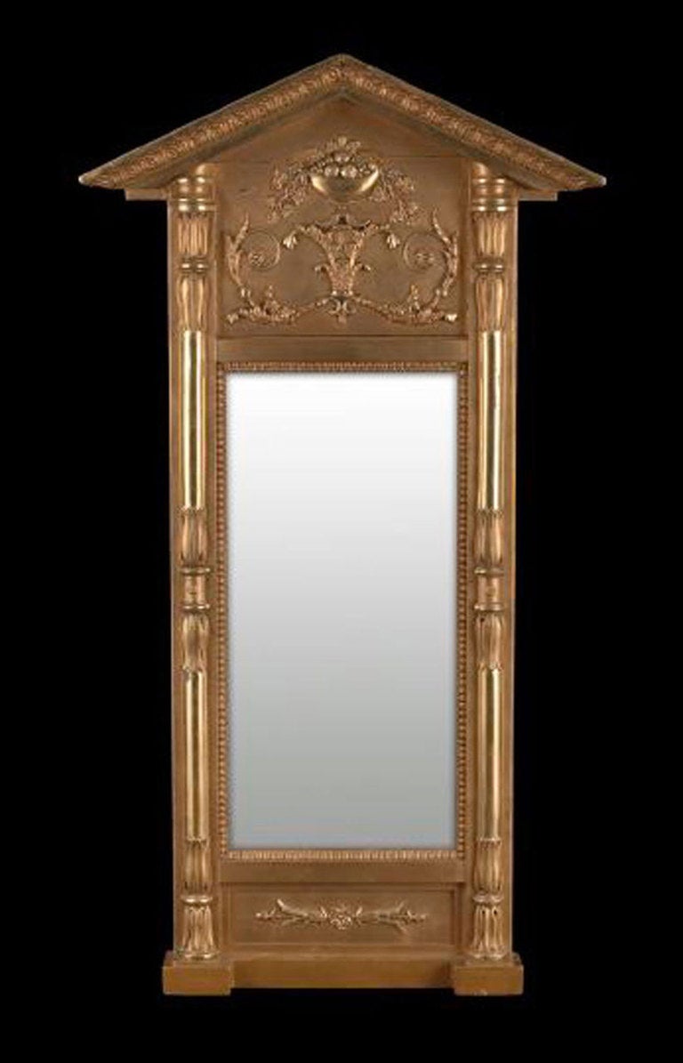 Miroir Empire suédois en bois doré du début du 19e siècle, le fronton triangulaire profond avec une sculpture d'acanthe au-dessus d'une frise de feuillages et d'urnes à fruits, la plaque rectangulaire dans un cadre mouluré, flanqué de chaque côté de