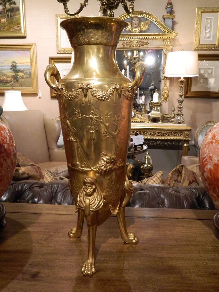 Français Urne néoclassique en bronze doré du XIXe siècle signée F. Levillain en vente