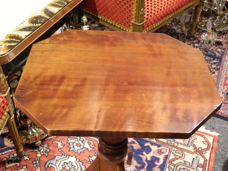 Early 19th Century American Mahogany Federal Candle Stand or Side Table 1