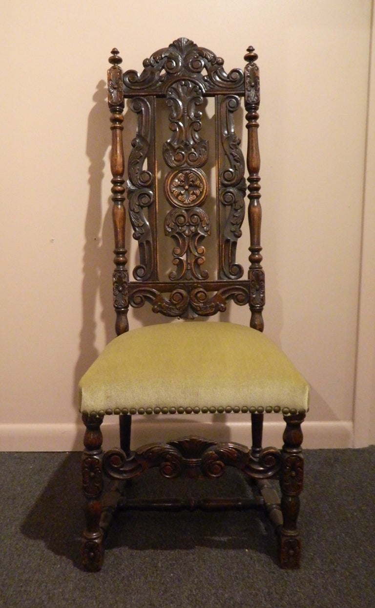 Coppia di sedie da sala francesi in noce intagliato e imbottite in mohair con decorazioni a chiodo, circa 1840