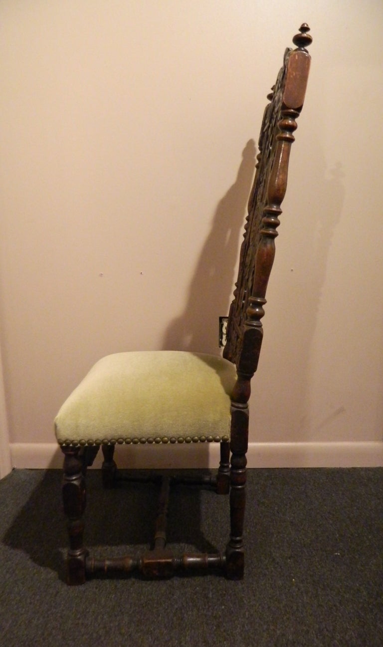 Français Paire de chaises d'entrée françaises en noyer sculpté, vers 1840 en vente