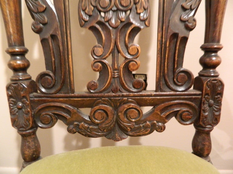 Coppia di sedie da sala francesi in noce intagliato, circa 1840 in vendita 1