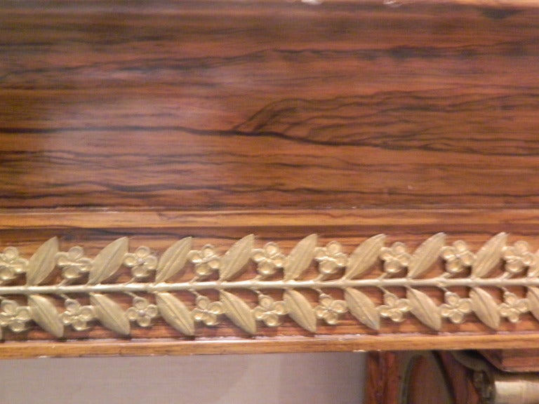 Mesa consola neoclásica de madera de palisandro con tapa de mármol y montura de ormolina, S. XIX siglo XIX en venta