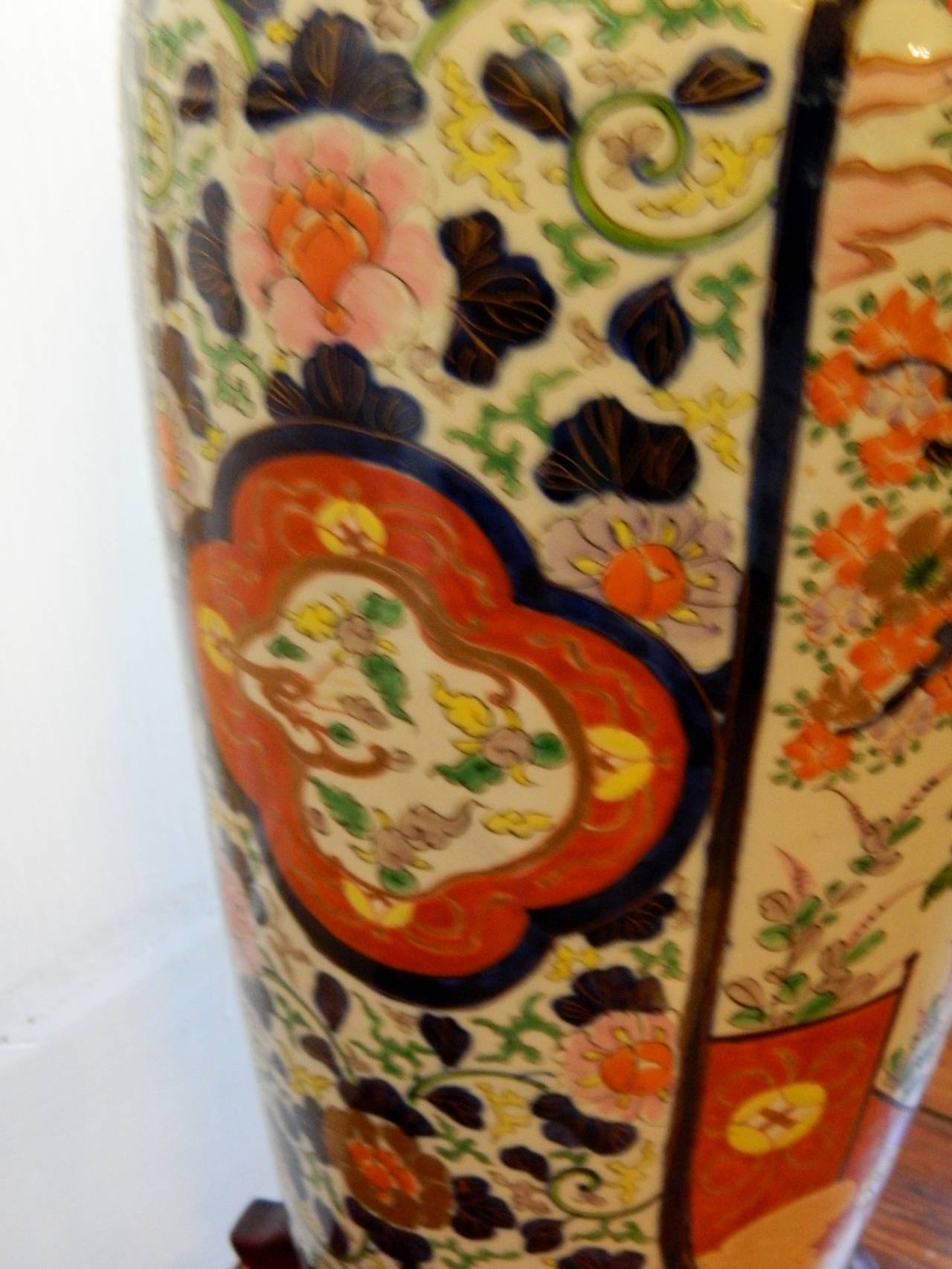 Imari Porcelain Palace Urn or Vase on Wood Stand, Late 19th Century 3