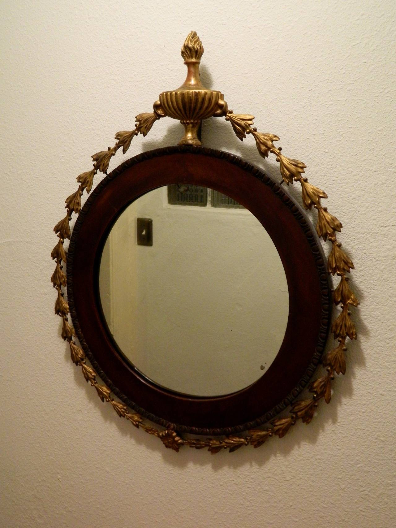 Federal Style Mahogany and Gilt Wood Oval Mirror, Circa 1800 In Excellent Condition In Savannah, GA