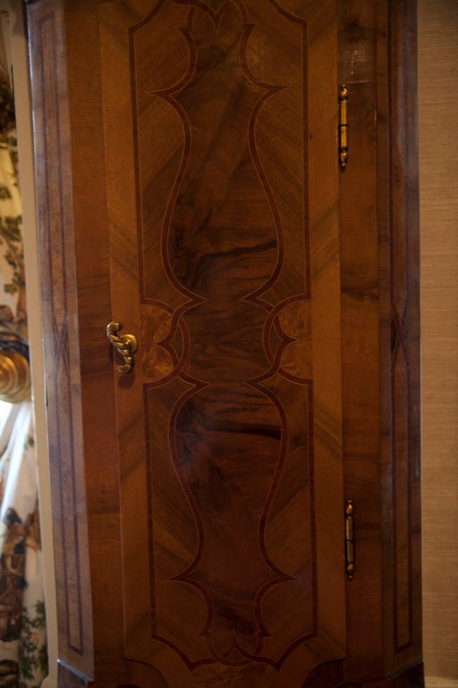 Orologio a cassa alta in noce intarsiato in stile barocco tedesco, XIX secolo In condizioni buone in vendita a Savannah, GA