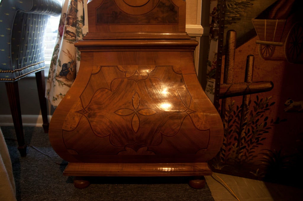 Ottone Orologio a cassa alta in noce intarsiato in stile barocco tedesco, XIX secolo in vendita