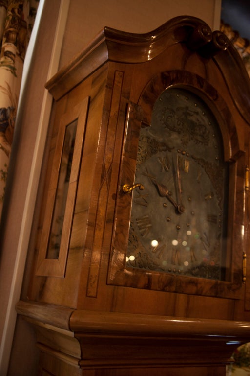 Orologio a cassa alta in noce intarsiato in stile barocco tedesco, XIX secolo in vendita 1