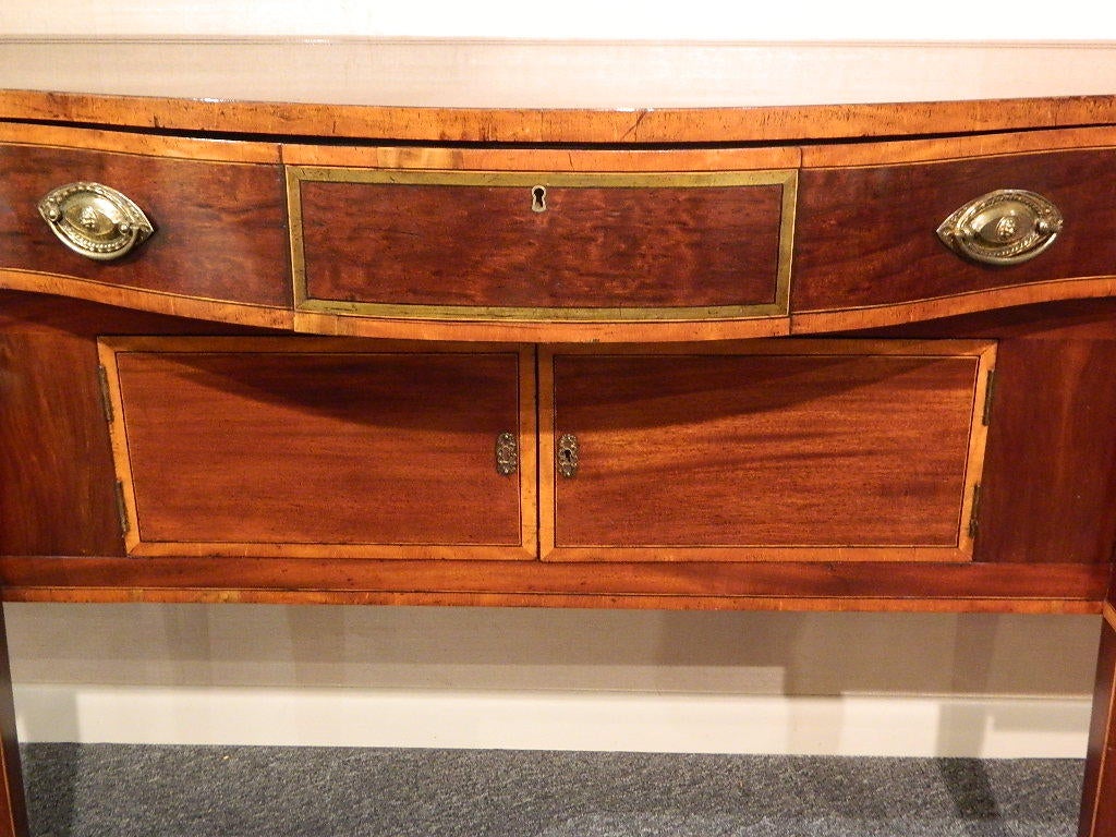 Seltene Regency-Sideboard aus dem späten 18. Jahrhundert mit Satinholz-Intarsienplatte, selten im Angebot 3