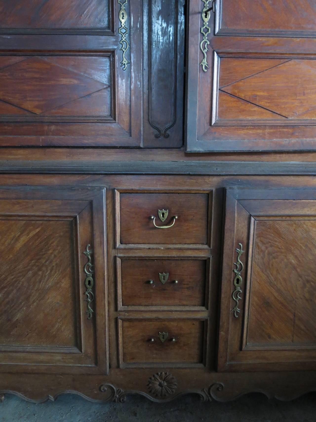 French Louis XV Style Buffet in French Wood Hand Carved, 19th Century, France For Sale 1