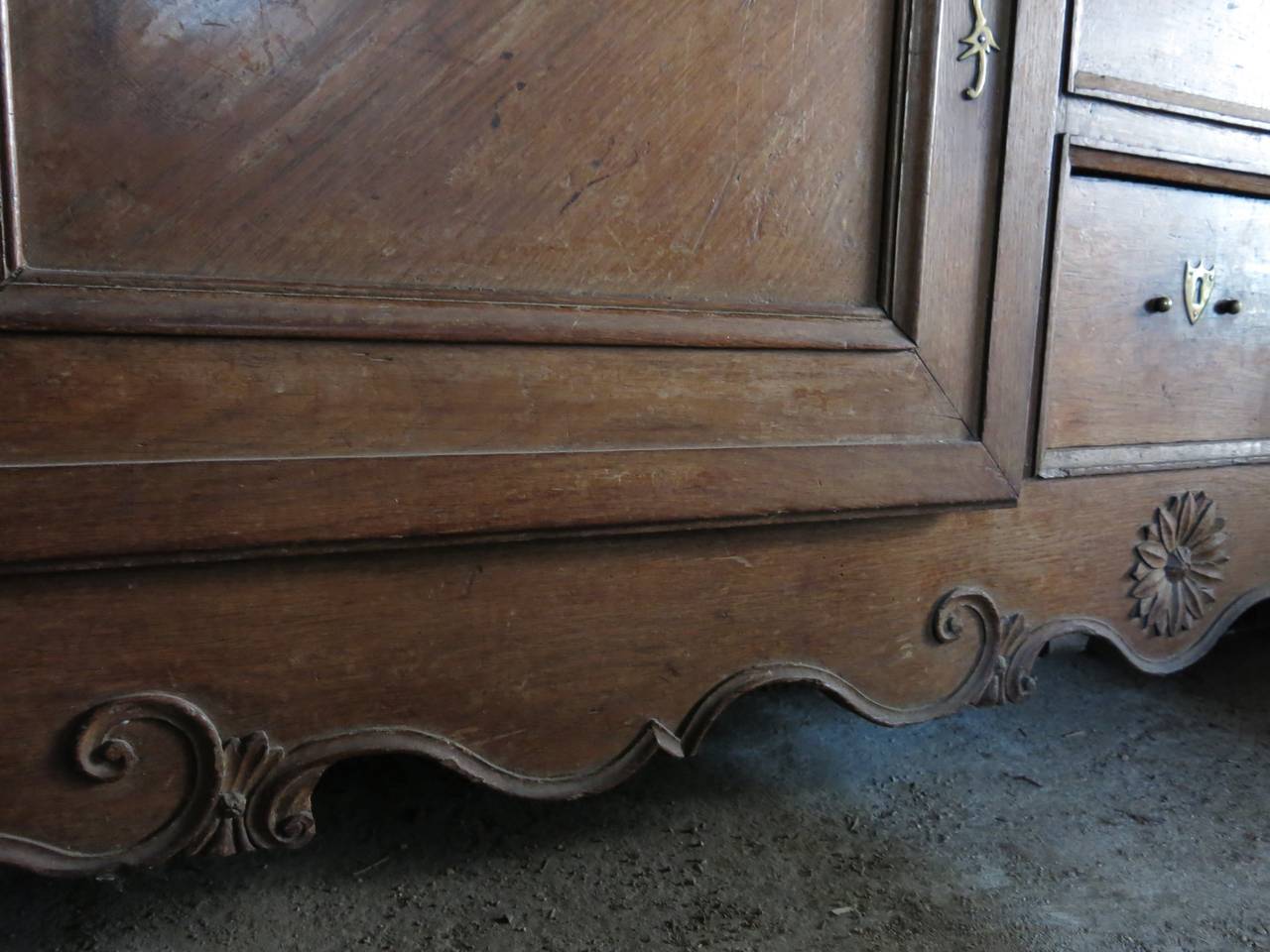 French Louis XV Style Buffet in French Wood Hand Carved, 19th Century, France For Sale 3