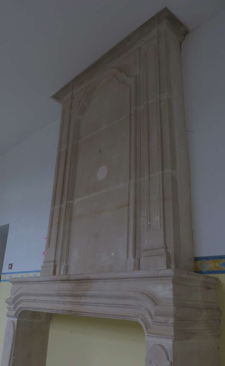 Louis XIV Period Fireplace in Limestone with Trumeau Original, 17th Century In Good Condition For Sale In LOS ANGELES, CA