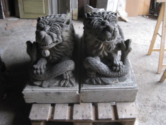 Statues 'Pair' Lions Canova Renaissance Style Hand Carved Limestone 20th Century In Good Condition For Sale In LOS ANGELES, CA