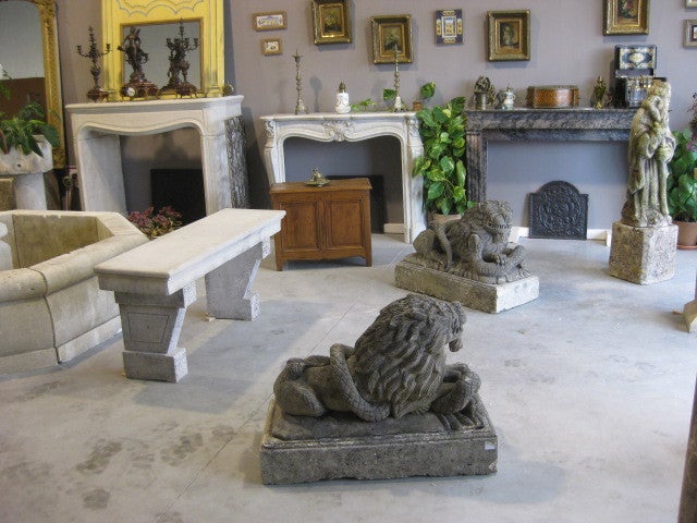 Statues (Pair) of lions from the Canova Renaissance style hand carved in limestone, 20th century. Excellent quality of sculptures, great condition.
Possible to display them on main staircase of a property, or inside the mansion at main