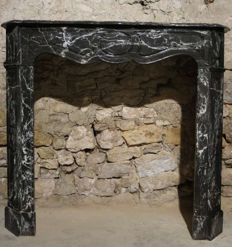 Beautiful French Parisian style fireplace in black and white marble 19th century, Paris, France. Perfect condition.

Firebox: Width 30.3