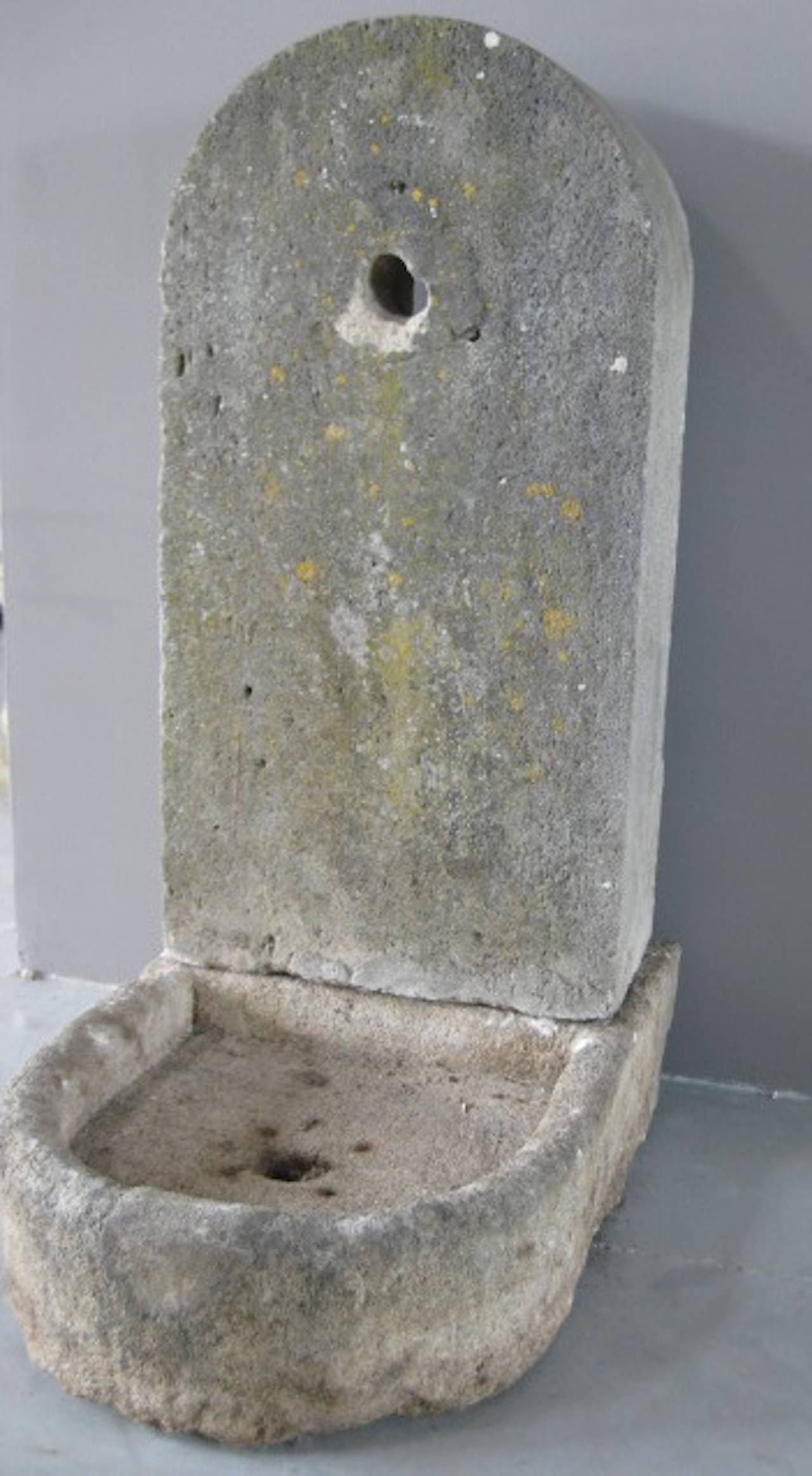 A French antique limestone fountain, hand-carved in the 18th century.
From Paris, France.

Very unique and classique, charming and elegant.
It is ready to be use, for inside or outside (also as a jardinière).

Great quality of