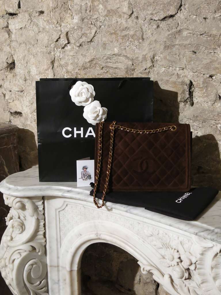 This Chanel flap-bag is in a classy brown velours leather, handmade in Italy with diamonds cut design.

It is unique and rare, a pure collector.

Late 20th century. Original.
Great condition, little use on the front right down side, but very