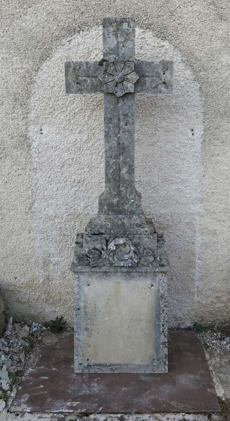 Unique and rare.
French winery Cross (Croix) hand carved in limestone circa 1800s.
Abundance flowers sculpted at that period.
Protection of the winery.
     
   