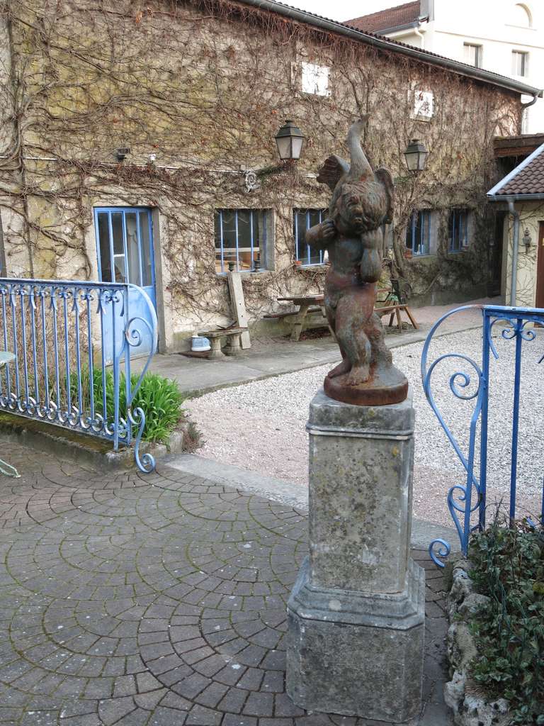 French Statue in Iron with Antique Limestone Base from 1900s, France In Good Condition For Sale In LOS ANGELES, CA