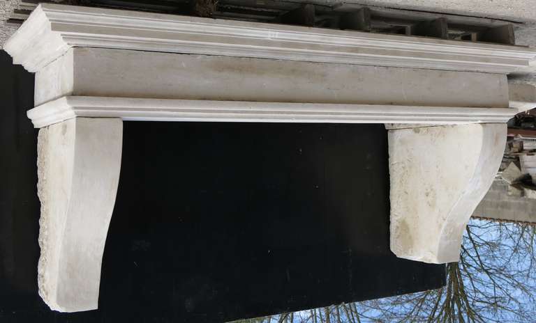 French Kitchen Chimney Hood circa 1800s in Limestone from Lorraine, France In Good Condition In LOS ANGELES, CA