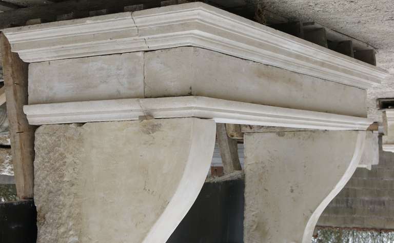 French Louis XIII Style Fireplace in Limestone circa 1800s Lorraine, France In Good Condition In LOS ANGELES, CA