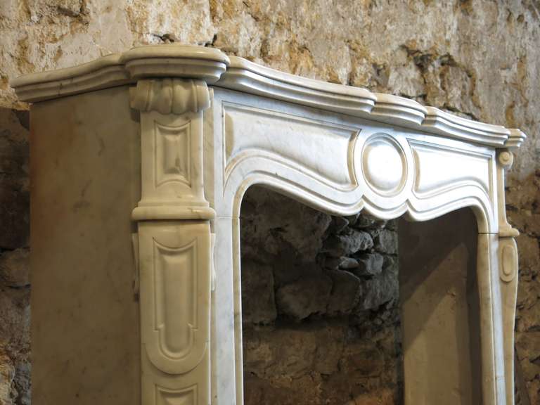 French Louis XV Pompadour Style Fireplace in White Marble - 19thC Paris, France In Good Condition In LOS ANGELES, CA