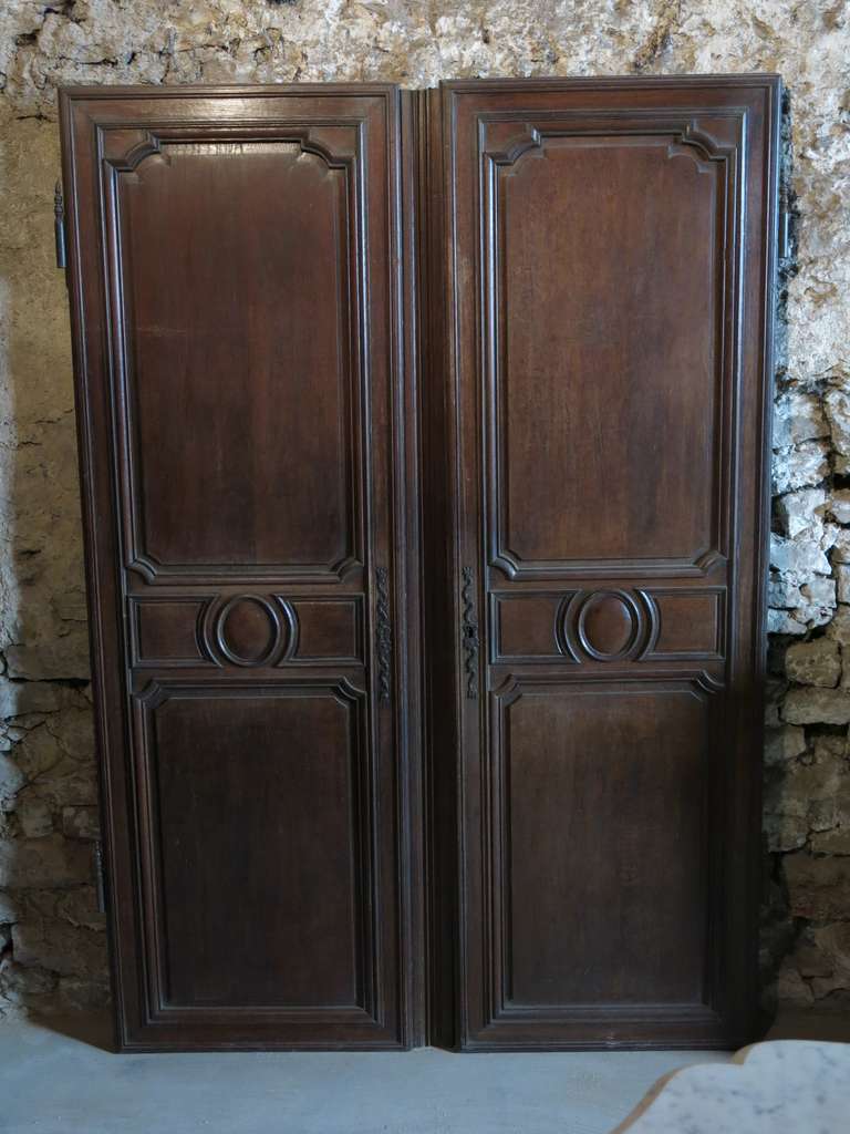 A French Louis XIV period pair of doors in Oak (wood) handcrafted circa 1700s from Paris-France.

Great quality of wood and Art work from Louis XIV period.
Beautiful Oval and panels handcrafted in the early 1700s.

Never been painted. Original