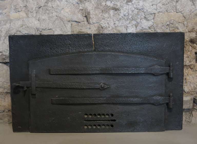 An Original Antique Bread Oven Front Door and surround in Iron Handmade Circa 1650s from France.

Great Art Work done on fittings and tickness of the iron front part.
The last photo shows the back side.

More infos on demand.
.'.