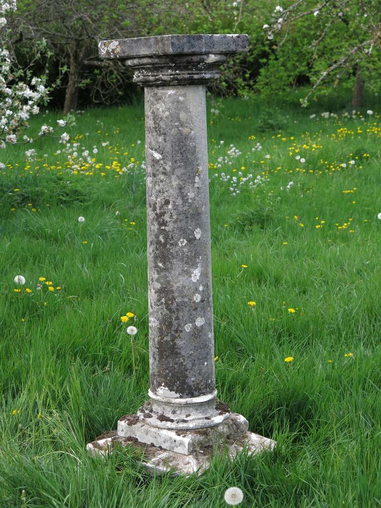 Roman Style Column Handcrafted in Limestone, France, circa 1800 For Sale 2