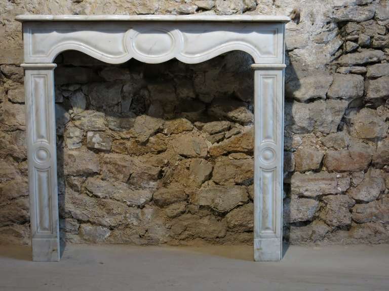 A French Antique Louis XV Style Fireplace Handcrafted in White & Blue-Grey Marble circa 1870 from Paris, France.'.

Ideal for bedroom or bathroom. Very cute and unique dimensions.
Firebox: Width 29.6 inches x High 30 inches.

More infos on