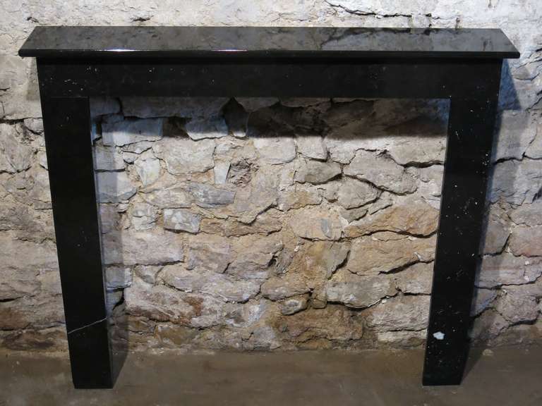 A classic Parisian French antique black marble fireplace circa 1890 from Paris, France.
Light white veins into the black marble, original.
Firebox opening:
Width 34.7 inches x high 35 inches.

 