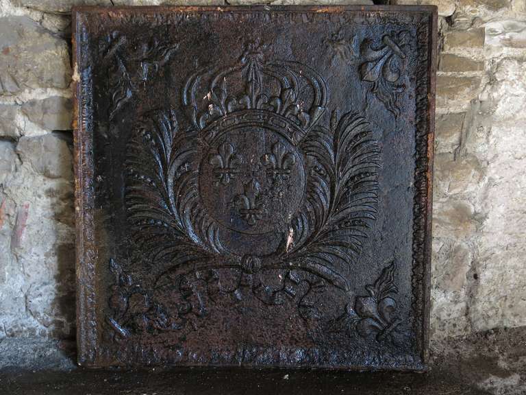 A French Crown-Fleurs de Lys Fireback in Iron Circa 1700s from Paris-France.
Original patina, Acanthus leaves, French Crown, Fleurs de Lys.

Great dimensions and original design from the 18th century.
More infos on demand.
.'.