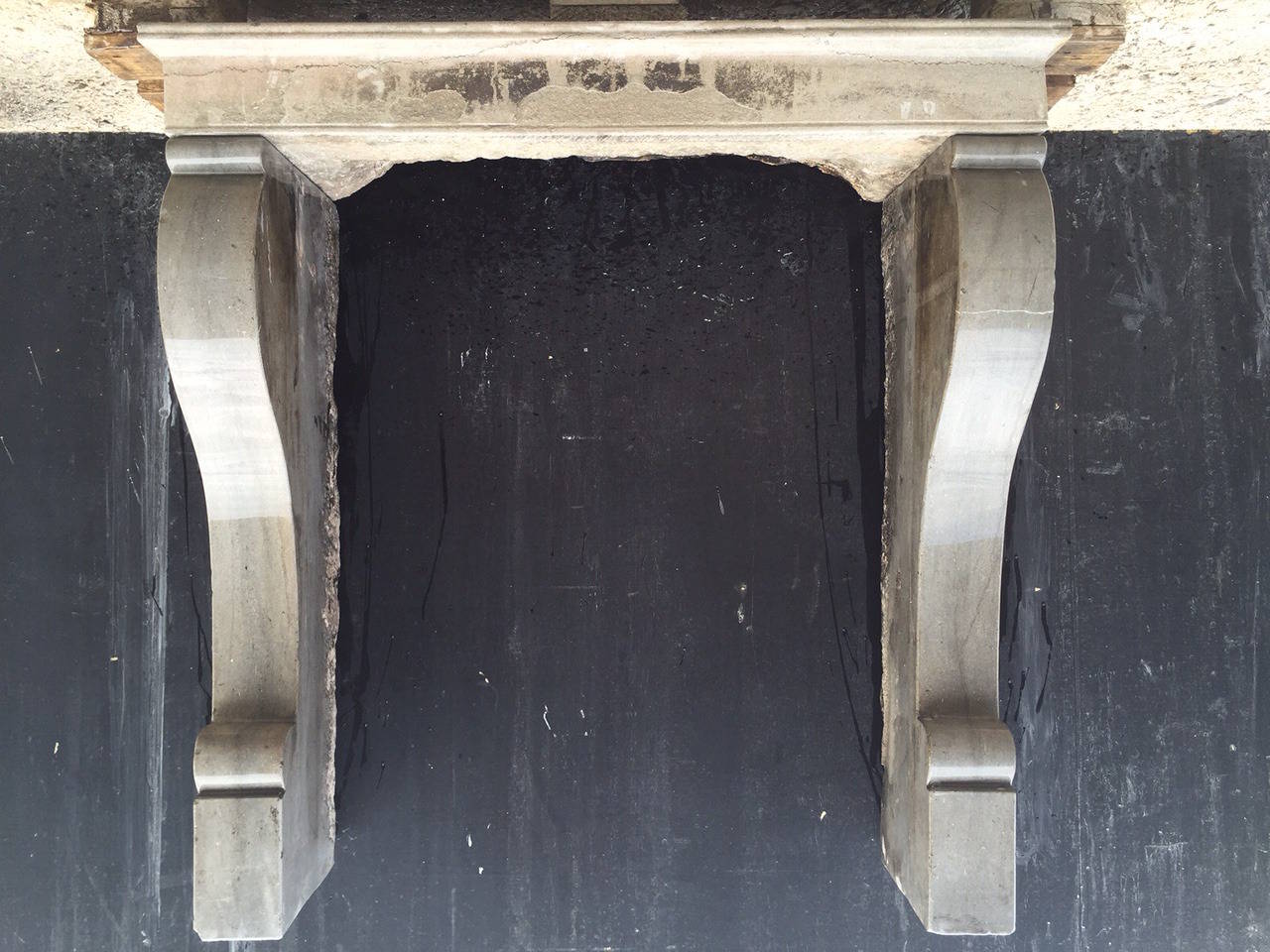 A great quality of grey marble-stone fireplace from Burgundy, hand carved during the 19th century from France (wine area).

Original patina, beautiful winding on the bottom of the legs.
Fireplace ready for installation only in three sections