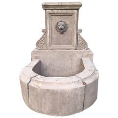 Fontaine à tête de lion en pierre calcaire, Provence, France, fin du 20e siècle