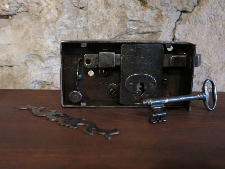 French Ancient Original Door Lock & Key & Back Fitting, Paris circa 1750s In Good Condition In LOS ANGELES, CA