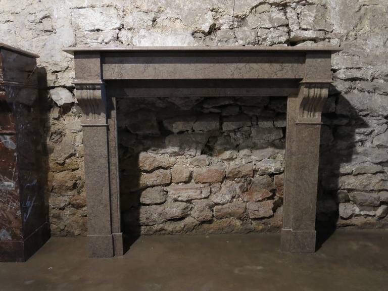 Cheminée ancienne française en marbre taupe fabriquée à la main, vers les années 1880, provenant de Paris, France.

Ligne classique et belle, console sur chaque jambe supérieure.
Grande qualité de marbre appelé taupe