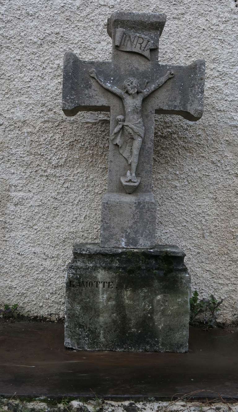 Rare Jesus-Christ cross statue in limestone from France. Symbolism of the 