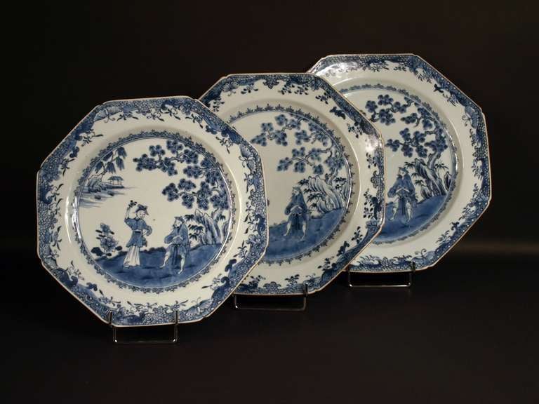 Three Chinese blue and white octogonal Chinese Export platters, with increasing size, decorated with a waterside scenes with a woman holding a flower and a man sitting under a pine tree. Border decorated with flowers and scrolls.

Sizes: 33 cm, 30