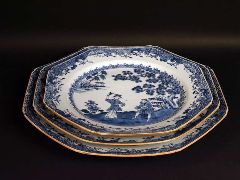 Set of Three Chinese Blue and White Octagonal Chargers, China, 18th Century In Good Condition In Paris, FR